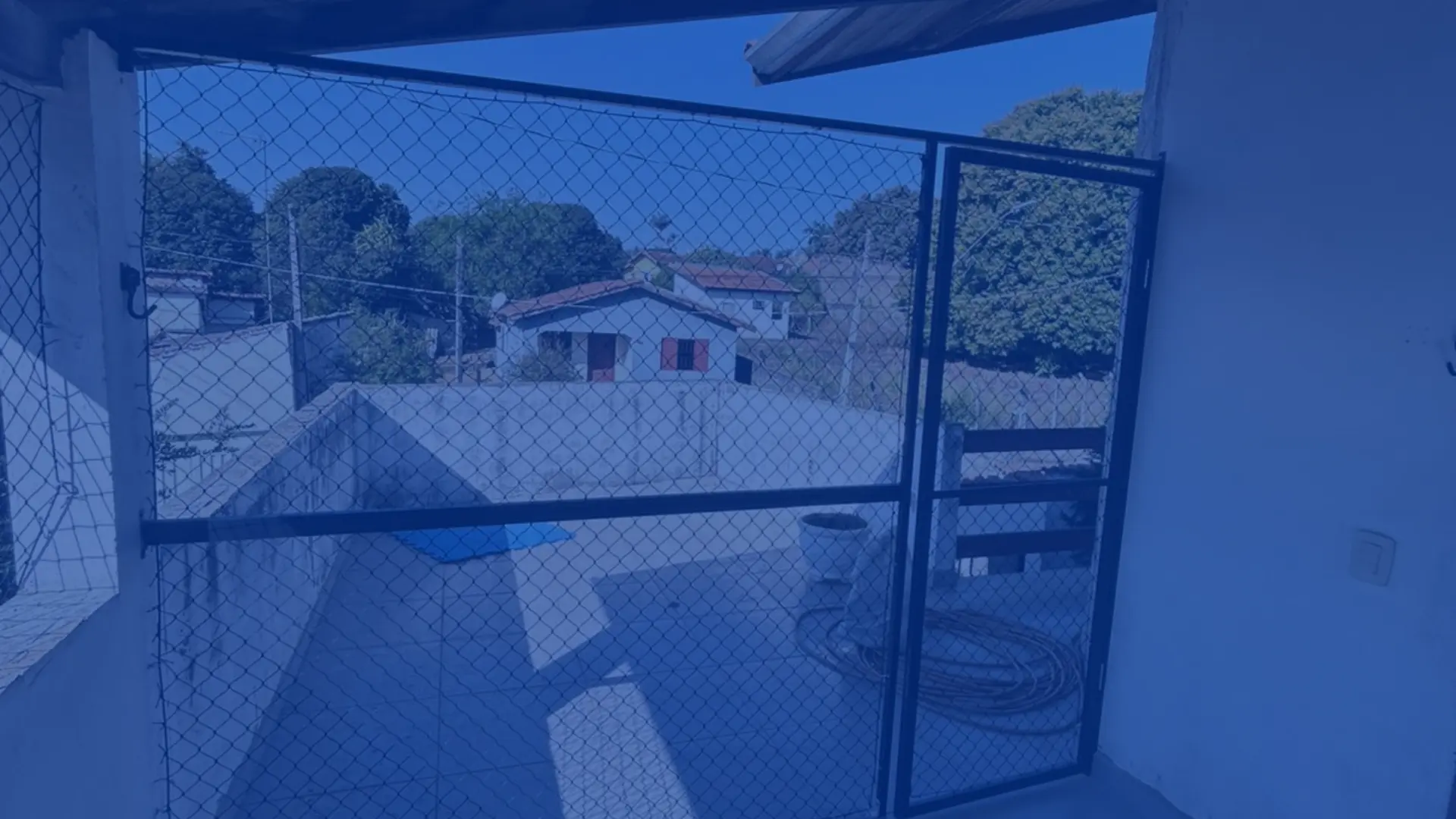 Rede de proteção instalada em uma área externa e portão de uma residência em Americana, garantindo segurança com tramas bem tensionadas.
