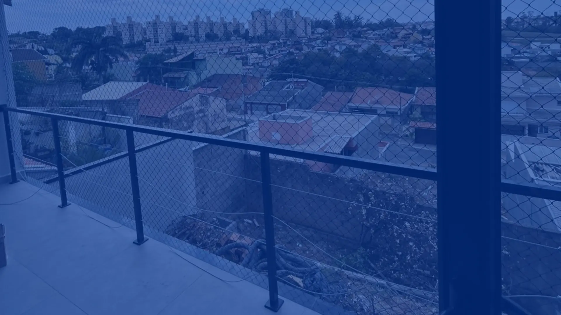 Janela de um quarto infantil com tela de proteção recém-instalada em Piracicaba, permitindo entrada de luz e prevenindo quedas.